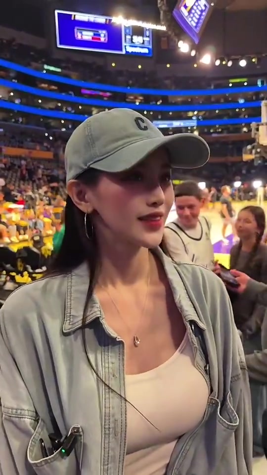 此前美女球迷现场看球被问到心目中前三球星詹姆斯科比华子