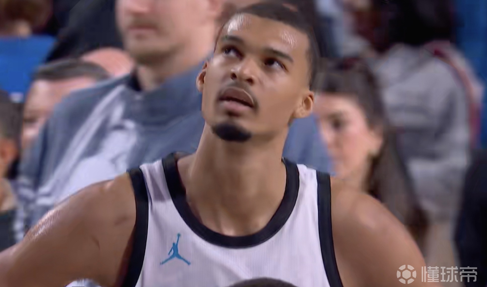 不高兴！巴恩斯绝杀世界队，文班亚马非常沮丧