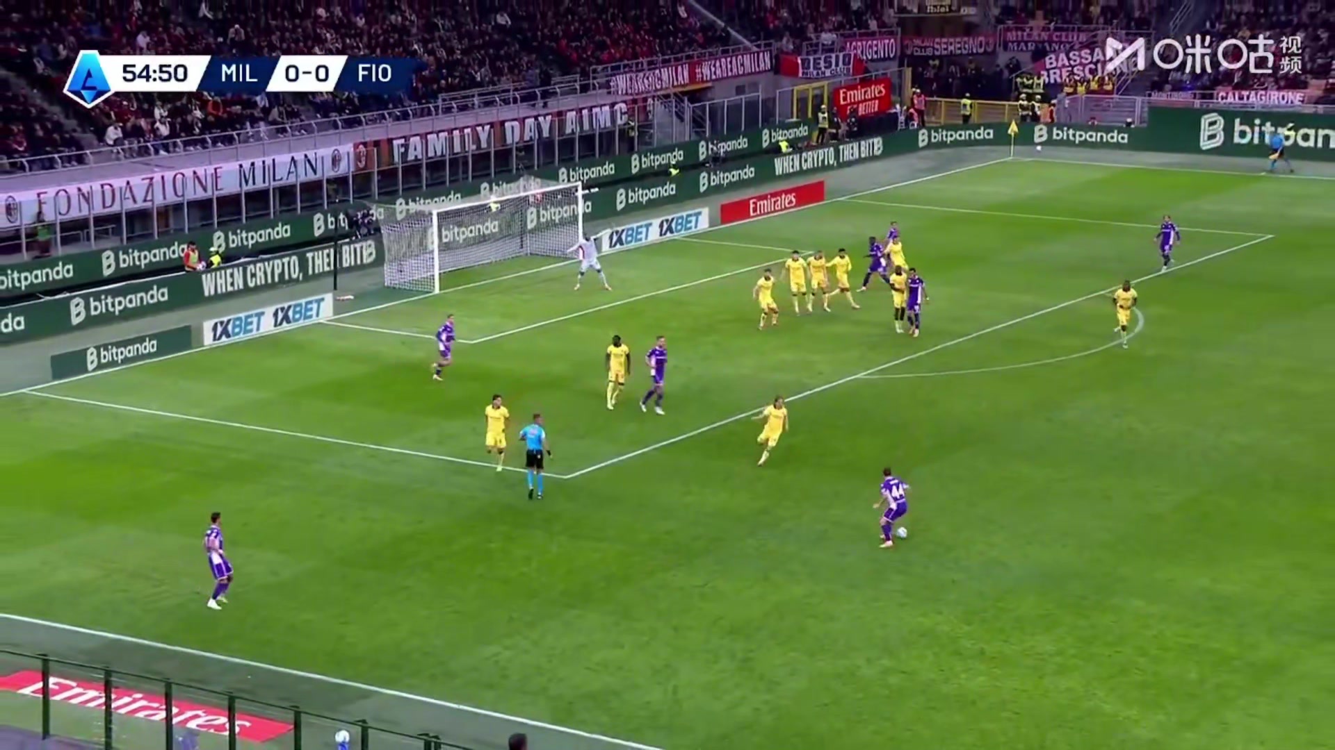 佛罗伦萨1-0领先米兰禁区内乱战戈森斯将球挡进球门